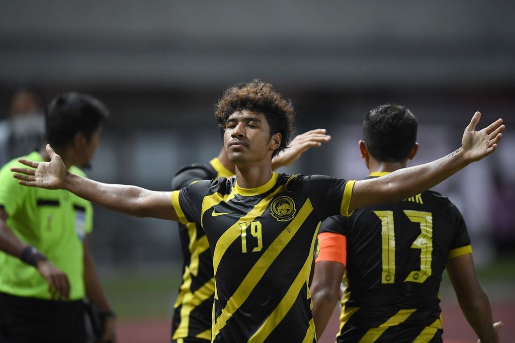 Pesepak bola Tim Nasional Malaysia U-19 Muhammad Aliff Izwan berselebrasi usai menjebol gawang Tim Nasional Laos U-19 dalam babak final Piala AFF U-19 2022 di Stadion Patriot Candrabhaga, Bekasi, Jawa Barat, Jumat (15/7/2022). Malaysia juara setelah menang dengan skor 2-0.