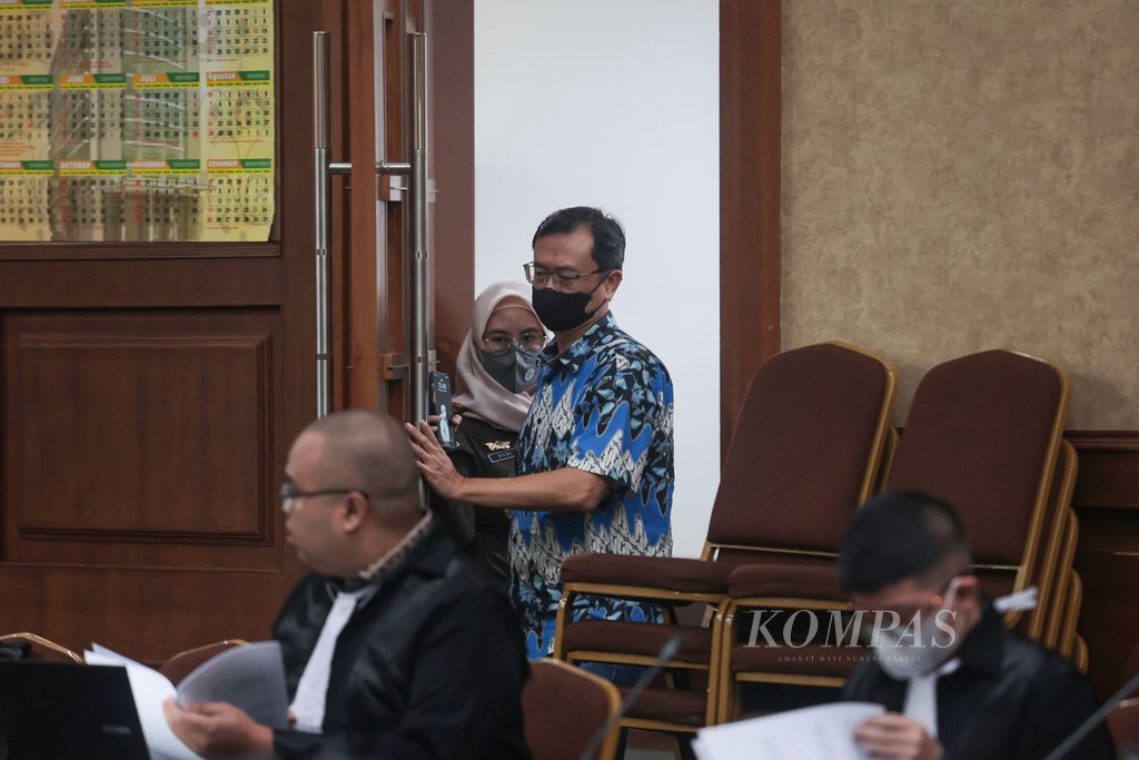 Terdakwa kasus korupsi pengelolaan keuangan dan dana investasi PT Asuransi Jiwasraya Benny Tjokrosaputro memasuki ruang sidang di Pengadilan Tindak Pidana Korupsi, Jakarta, Rabu (19/10/2022).