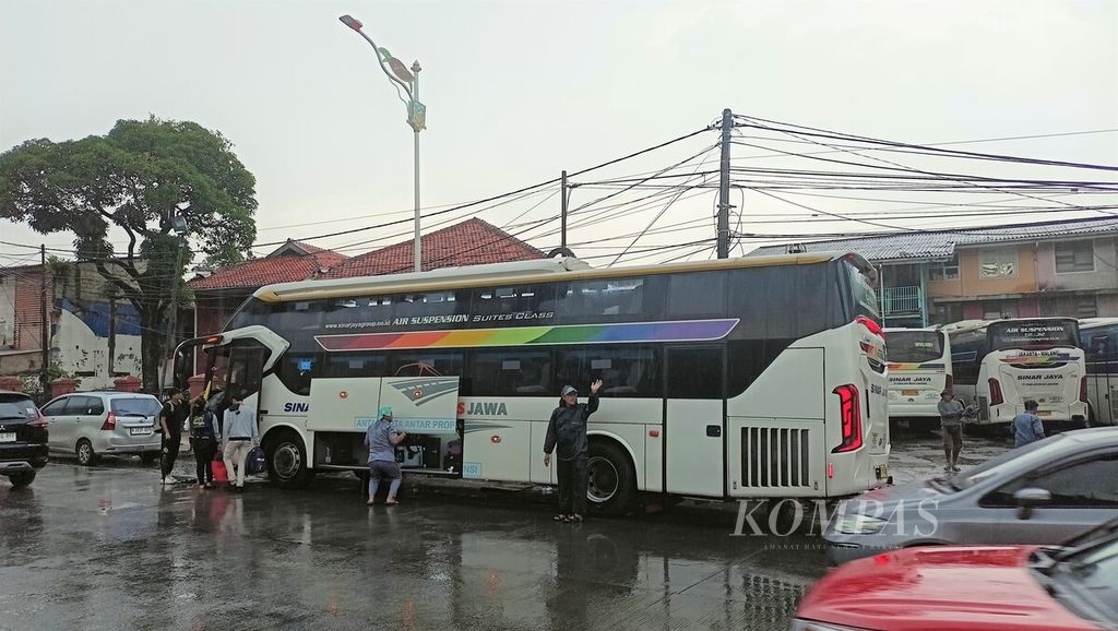 Bus kelas suite class atau kelas sleeper siap diberangkatkan dari agen PO Sinar Jaya di Lebak Bulus, Jakarta Selatan pada Senin (09/04/2024).