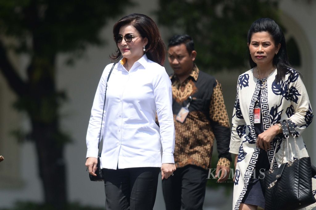 Bupati Minahasa Selatan, Sulawesi Utara, Christiany Eugenia Paruntu menyambangi Kompleks Istana Kepresidenan Jakarta, (21/10/2019). 