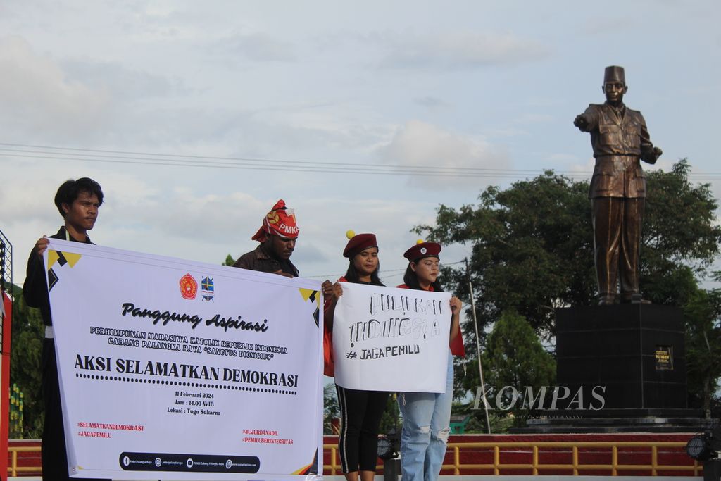 Di depan Tugu Soekarno, Kota Palangkaraya, Kalteng, puluhan mahasiswa yang tergabung dalam Perhimpunan Mahasiswa Katolik Republik Indonesia (PMKRI) Cabang Palangkaraya Santo Dionisius menyerukan petisi demokrasi dalam bahaya, Minggu (2/11/2024).