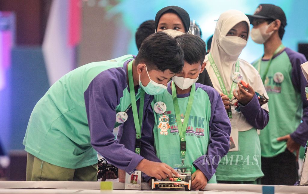 Sebanyak 82 tim madrasah yang lolos seleksi dari total 490 tim dari seluruh Indonesia, mengikuti Kompetisi Robot Madrasah yang digelar secara tatap muka di ICE BSD City, Tangerang, Minggu (17/10/2021). 