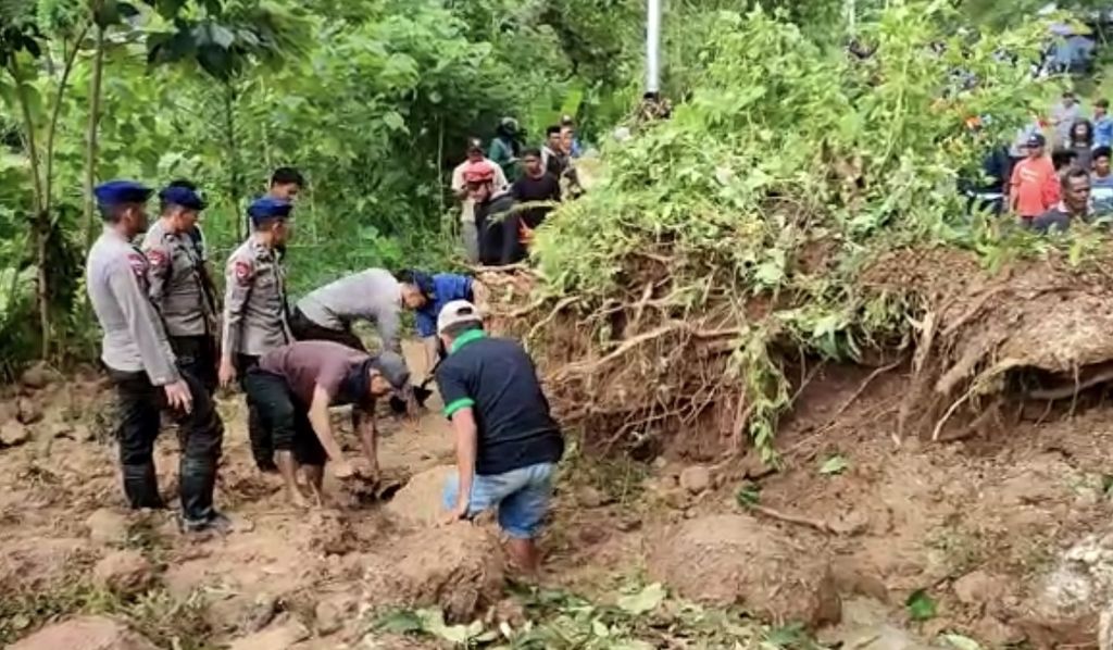 Aparat kepolisian dan warga ikut membantu tim SAR dari Basarnas Sulawesi Selatan melakukan pencarian korban longsor di Kecamatan Parangloe, Gowa, Sulawesi Selatan, Kamis (17/11/2022).
