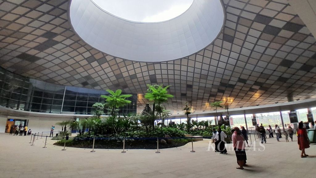 Warga melihat-lihat suasana Bandara Dhoho di Kediri, Jawa Timur, Minggu (10/3/2024)