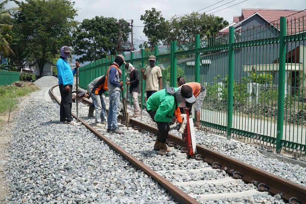 Illustration. Workers are adjusting the height of railway tracks (lifting the sleeper) in Sawahan Subdistrict, East Padang, Padang, West Sumatra, on Thursday (16/1/2019). This reactivated 2.8-kilometer railway line connects Padang Station and Pulau Air Station near the Old Town of Padang.