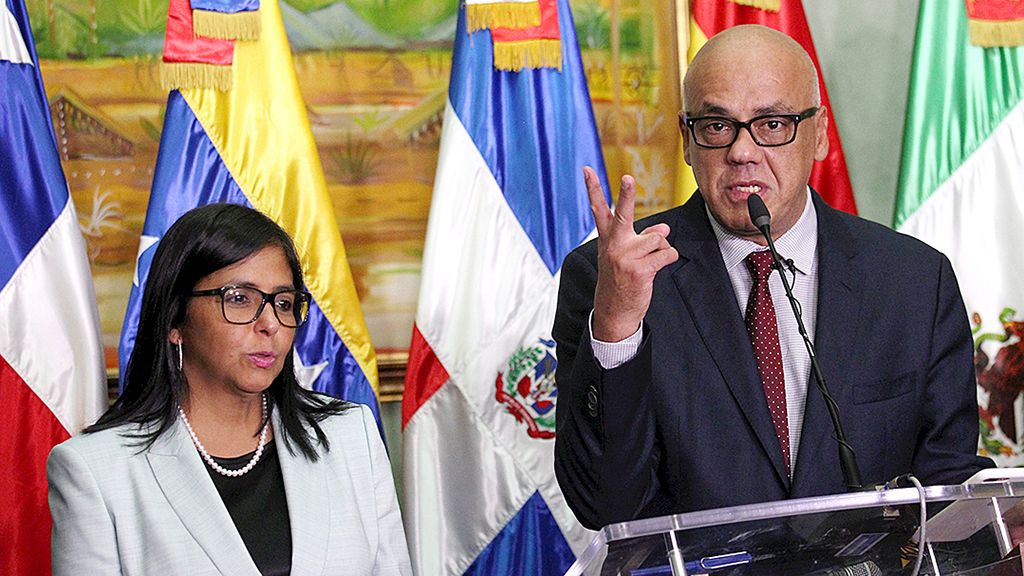 Wali Kota Caracas  Jorge Rodriguez dan Presiden Dewan Konstitusi Nasional Delcy Rodriguez, Sabtu (2/12), berbicara kepada  media setelah berpartisipasi dalam pembicaraan antara Pemerintah Venezuela dan pihak oposisi di Santo Domingo, Republik Dominika.