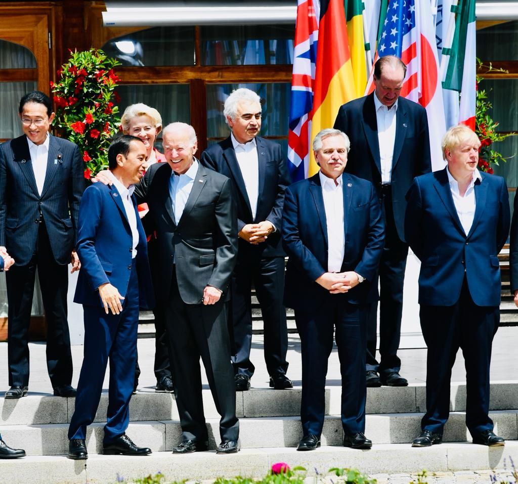 Presiden Joko Widodo mengikuti sesi foto bersama semua kepala negara G7 dan pemimpin negara mitra G7 di Elmau, Jerman, Senin (27/6/2022). 