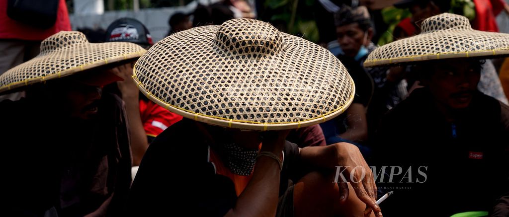 Para petani dari Jawa Tengah, Jawa Barat, Banten, dan Lampung menggelar aksi di depan Gedung DPR, Jakarta, Selasa (27/9/2022). Ratusan petani yang berkumpul dalam aksi damai memperingati Hari Tani Nasional ini menyuarakan aspirasi reforma agraria.