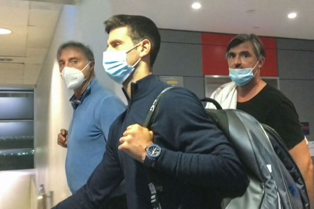 Foto dari AFPTV menunjukkan petenis Serbia Novak Djokovic (tengah) berjalan di depan pelatihnya, Goran Ivanisevic (kanan), setelah turun dari pesawat, dari Australia ke Dubai, Uni Emirat Arab. Djokovic dalam perjalanan pulang ke negaranya setelah dideportasi dari Australia.