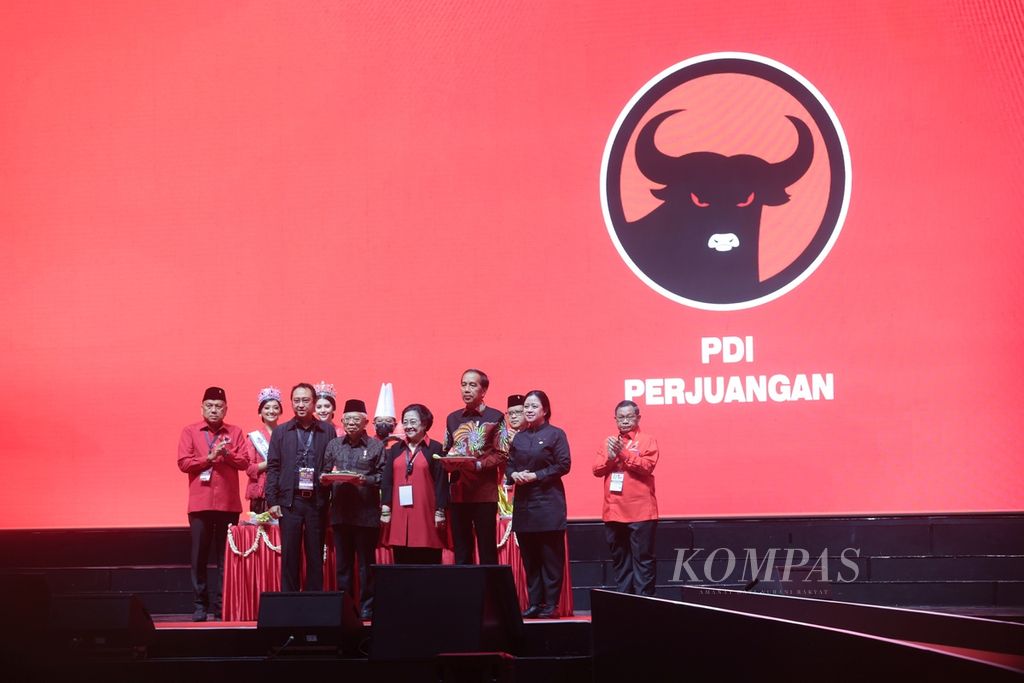 Presiden Joko Widodo (depan dua dari kanan) didampingi Wakil Presiden Ma'ruf Amin (depan dua dari kiri) menerima nasi tumpeng dari Ketua Umum PDI Perjuangan Megawati Soekarnoputri (tengah) dalam puncak acara HUT ke-50 PDI Perjuangan, di Jakarta, Selasa (10/1/2023). 