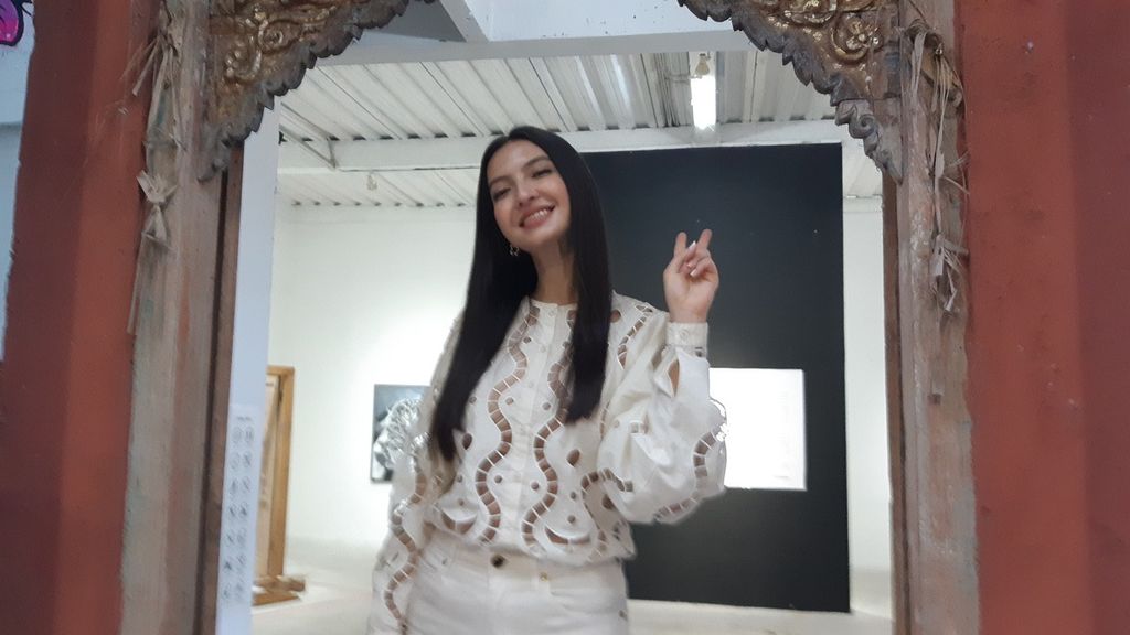 Raline Shah mengunjungi pameran lukisan di Bale Banjar Sangkring, Yogyakarta, Kamis (27/6/2024).