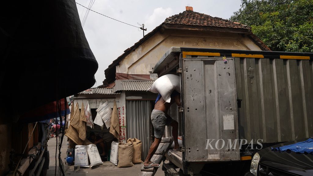 Pekerja memasukkan karung terigu ke dalam truk di Pasar Lama Jatinegara, Kelurahan Bali Mester, Kecamatan Jatinegara, Jakarta Timur, Rabu (18/1/2023). 