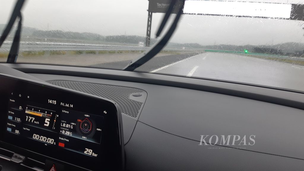Tampilan spidometer Hyundai Avante N yang menunjukan kecepatan maksimal 177 km per jam di sirkuit licin.