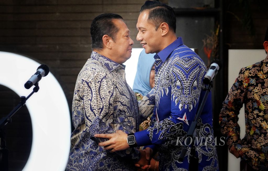 Ketua Umum Partai Demokrat Agus Harimurti Yudhoyono bersalaman dan berpelukan dengan Ketua MPR Bambang Soesatyo setelah pertemuan antara jajaran pimpinan MPR dan pimpinan Partai Demokrat di Kantor DPP Partai Demokrat, Jakarta, Selasa (16/9/2024). 