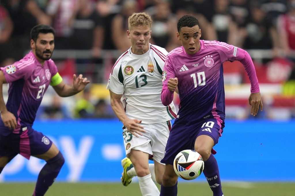 Penyerang Jerman, Jamal Musiala (kanan), mengontrol bola dalam pertandingan Grup A Piala Eropa 2024 antara Jerman dan Hongaria di Stuttgart, Jerman, Kamis (20/6/2024). Jerman menang atas Hongaria.