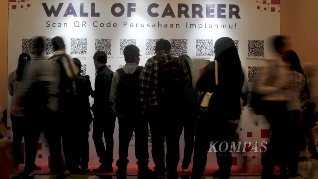 Pencari kerja berburu lowongan pekerjaan dalam Topkarir Expo, bursa kerja yang diadakan situs penyedia lowongan pekerjaan Topkarir di Gedung Smesco, Jakarta, Jumat (16/11/2018). Badan Pusat Statistik mencatat, hingga Agustus 2018, penduduk yang bekerja 124,01 juta orang, bertambah 2,99 juta orang dari Agustus 2017.