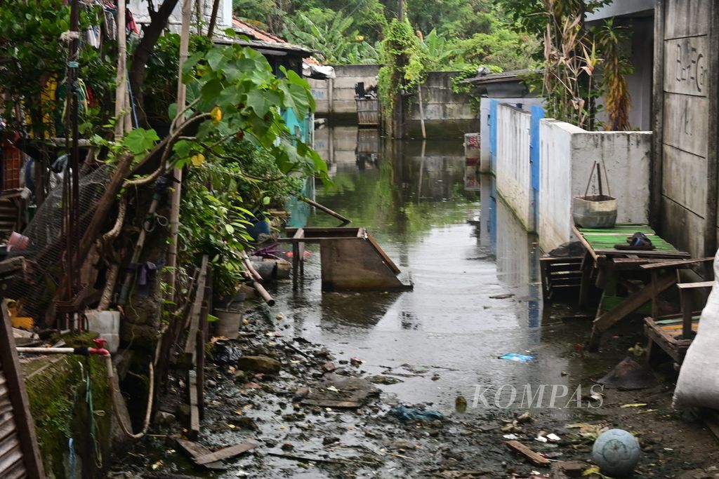 Kondisi perumahan warga di Kampung Bekasi Bulak, Duren Jaya, Bekasi Timur, Kota Bekasi, yang masih terendam banjir, Rabu (8/3/2023) siang. Perumahan warga sebagian sudah ditinggalkan akibat banjir yang tak juga surut selama dua tahun.