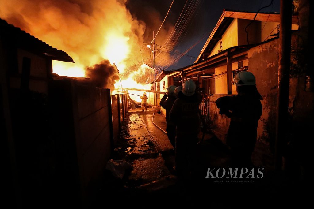 Petugas pemadam kebakaran berjibaku memadamkan api yang membakar lapak dan tempat tinggal warga di Jalan Jatayu, Kebayoran Lama, Jakarta Selatan, Rabu (4/10/2023). 
