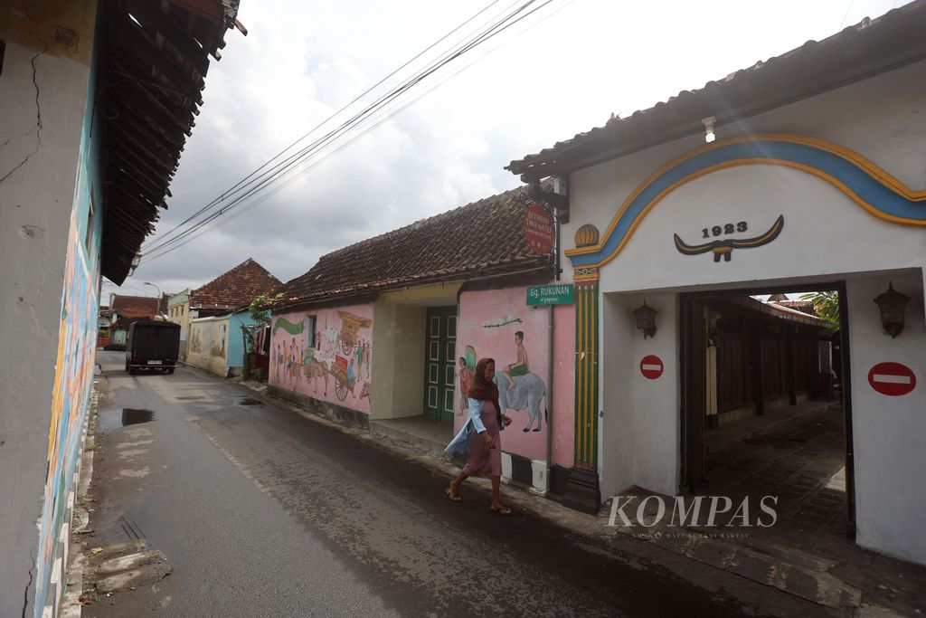 Gerbang menuju Gang Rukunan di kawasan Kampung Wisata Purbayan, Kotagede, Yogyakarta, Senin (1/4/2024).