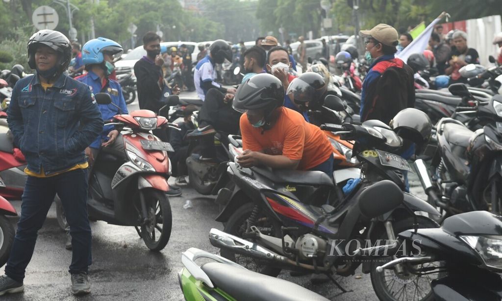 Jalanan di depan Balai Kota Surabaya, Surabaya, Jawa Timur, menjadi tempat parkir sepeda motor buruh yang berunjuk rasa, Kamis (25/11/2021). 