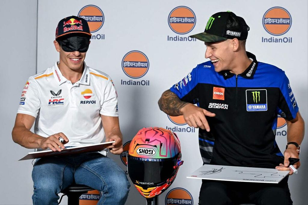 Pebalap Monster Energy Yamaha, Fabio Quartararo (kanan), dan pebalap Repsol Honda, Marc Marquez, saat jumpa pers jelang MotoGP seri India, 21 September 2023.