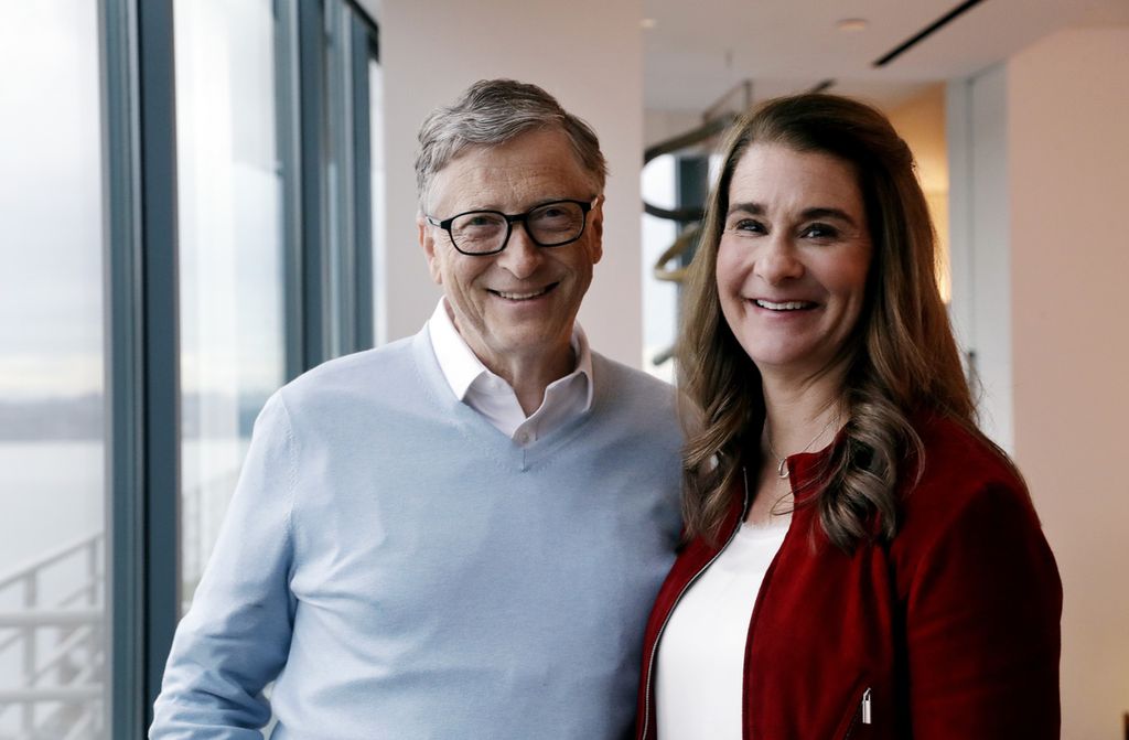 Pendiri Microsoft dan orang terkaya nomor tujuh di dunia versi majalah <i>Forbes</i>, Bill Gates (kiri), berfoto bersama istrinya, Melinda French Gates, di Kirkland, Washington, 1 Februari 2019. 