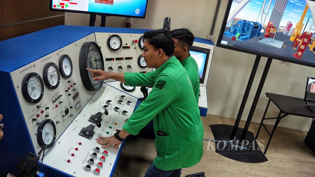 Sejumlah mahasiswa Teknik Kimia Program Studi Pengolahan Minyak dan Gas Bumi Politeknik Negeri Lhokseumawe (PNL), Lhokseumawe, Naggroe Aceh Darussalam, saat praktik simulator pengeboran dan pemasangan pipa tambang di laboratorium mereka, Selasa (28/2/2023).