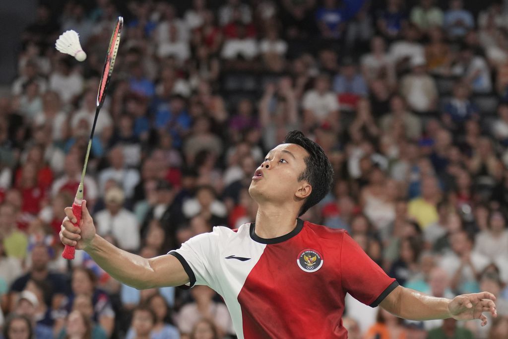 Anthony Sinisuka Ginting dari Indonesia bermain melawan petenis Perancis, Tomo Junior Popov, selama pertandingan penyisihan grup bulu tangkis tunggal putra mereka selama Olimpiade Musim Panas 2024 di Porte de la Chapelle Arena, 31 Juli 2024, di Paris, Perancis. 