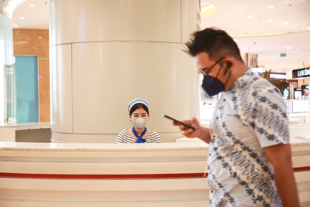 Indah, petugas layanan pelanggan di pusat perbelanjaan Lotte Shopping Avenue, Jakarta, Kamis (11/8/2022). Indah telah bekerja hampir setahun. 