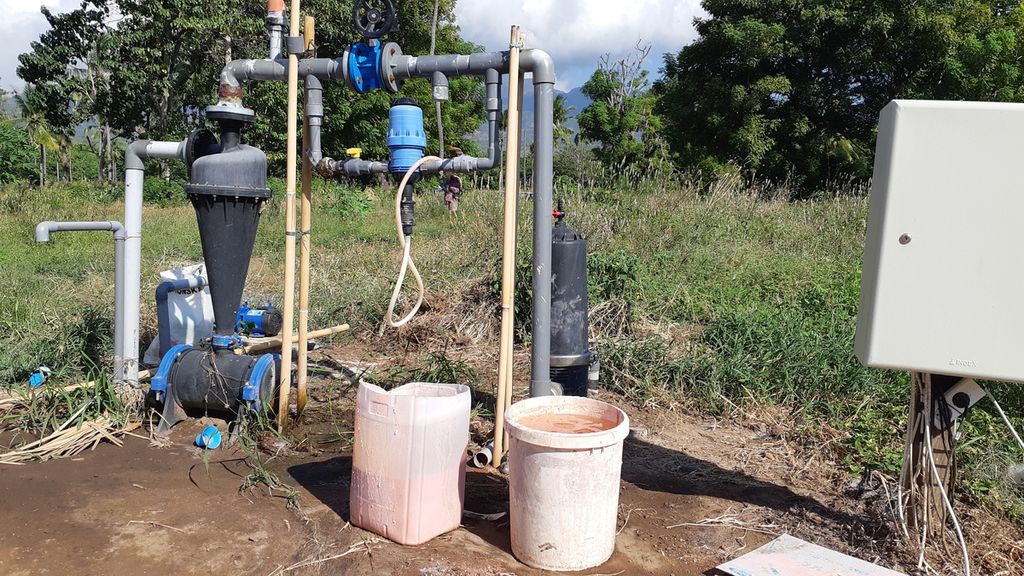 Perangkat pengalir pupuk ke sistem irigasi tetes di salah satu lahan pertanian di Maumere, Kabupaten Sikka, Nusa Tenggara Timur, Rabu (22/6/2022). Pupuk yang digunakan sesuai dengan standar nasional. Sistem irigasi tetes dianggap lebih efektif dan efisien.