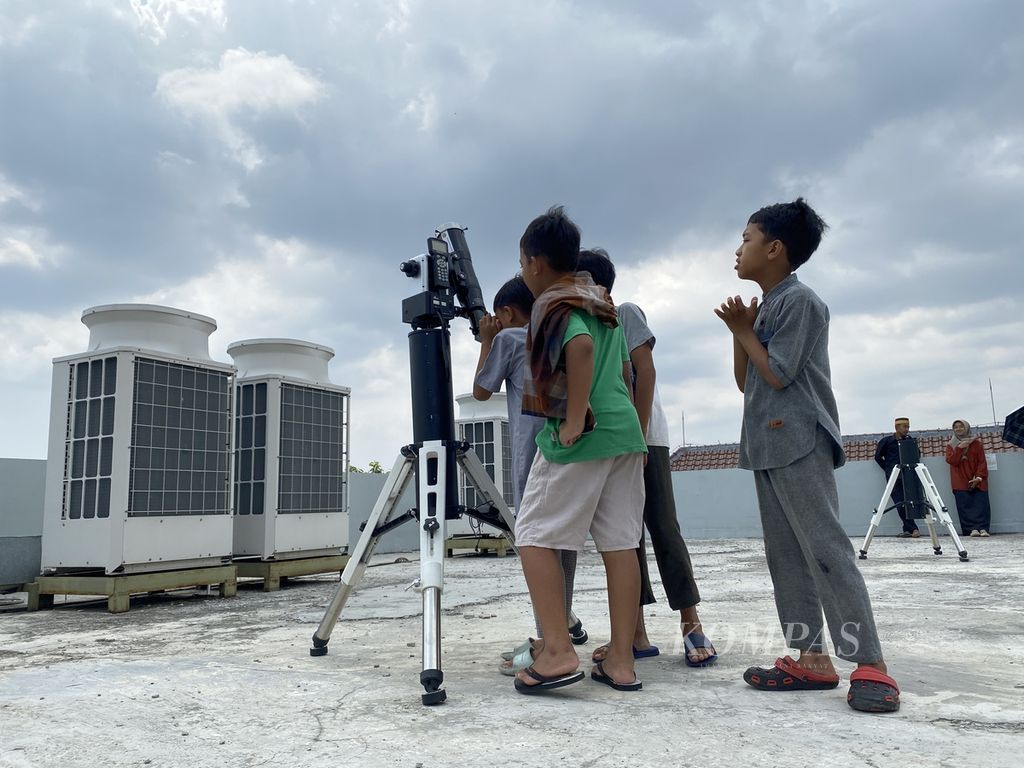 Anak-anak antusias melihat gerhana matahari dari teleskop yang dipasang di Planetarium dan Observatorium UIN Walisongo, Semarang, Jawa Tengah, Kamis (20/4/2023). Dari Semarang, gerhana matahari yang terjadi merupakan gerhana parsial atau sebagian dengan magnitudo 49.
