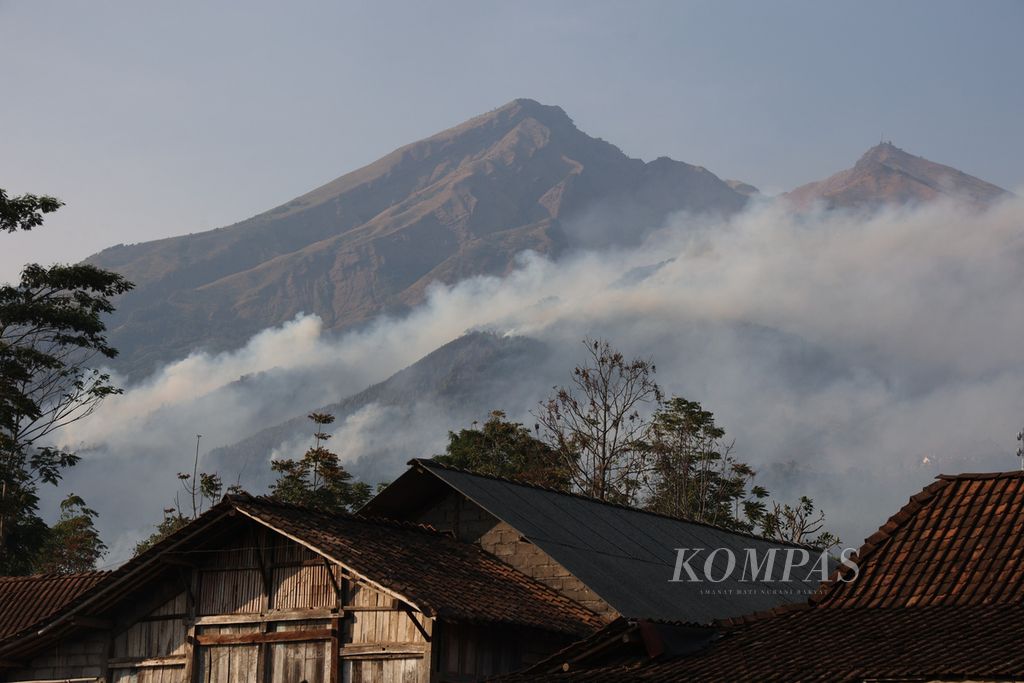 Kebakaran melanda lahan di Taman Nasional Gunung Merbabu, Kecamatan Getasan, Kabupaten Semarang, Jawa Tengah, Sabtu (28/10/2023).