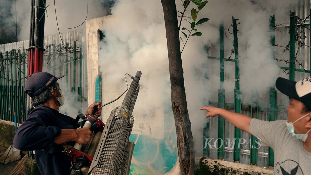 Petugas dari Puskesmas Jatinegara dalam pengasapan obat nyamuk di hunian padat penduduk di Kelurahan Bidara Cina, Kecamatan Jatinegara, Jakarta Timur, Jumat (4/2/2022).