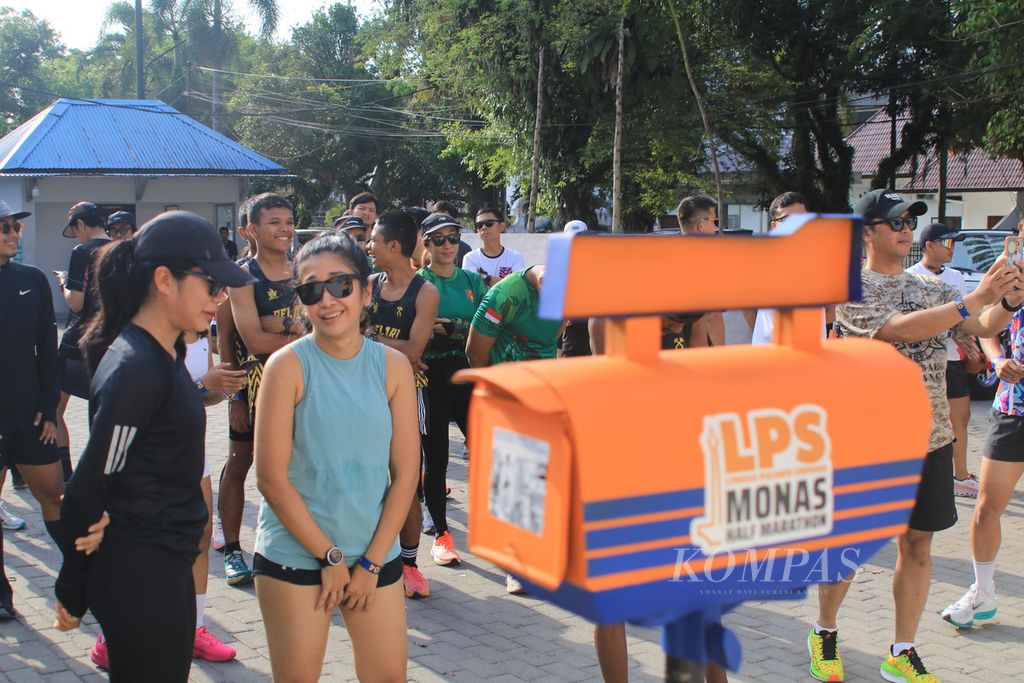 Para pelari dari berbagai komunitas bersiap mengikuti Run The Ground Medan yang merupakan rangkaian acara LPS Monas Half Marathon, di Medan, Sumatera Utara, Minggu (17/3/2024).