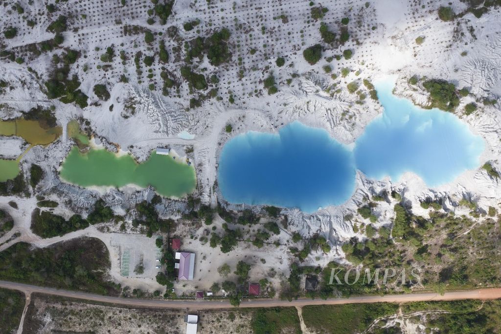 Lanskap danau kaolin di Desa Nibung, Koba, Kabupaten Bangkea Tengah, Bangka Belitung, yang dikelola oleh BUMDes sebagai tempat wisata, Selasa (19/7/2022). BUMDes Nibung mengelola tempat itu sejak tahun 2016 setelah tidak ditambang lagi oleh perusahaan tambang timah swasta. 