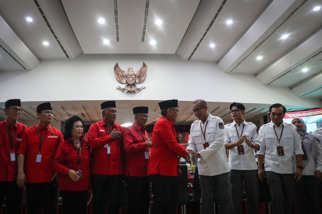 Sekretaris Jenderal Partai Demokrasi Indonesia Perjuangan (PDI-P) Hasto Kristiyanto (kelima dari kanan) berjabat tangan dengan Ketua KPU Hasyim Asy'ari (keempat dari kanan) di kantor KPU, Jakarta, Kamis (11/5/2023). 
