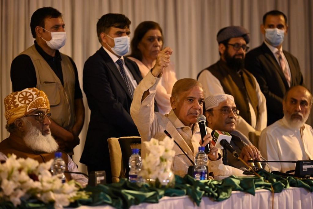 Para pemimpin partai oposisi, termasuk Pakistan Shahbaz Sharif (tengah) dan Asif Ali Zardari (kedua dari kanan), saat berbicara selama konferensi pers di Islamabad pada 28 Maret 2022. Mereka mendorong mosi tidak percaya untuk melengserkan PM Imran Khan.