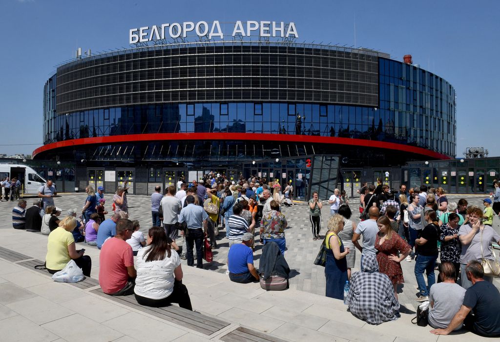 Warga yang dievakuasi dari wilayah Belgorod, Rusia, yang berbatasan dengan Ukraina mengantre di luar tempat penampungan sementara di Belgorod Arena, 2 Juni 2023. Serangan ke wilayah tersebut meningkat dalam beberapa waktu terakhir. 