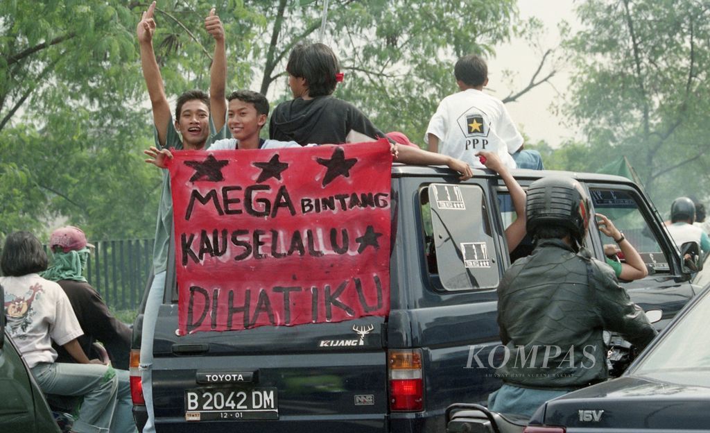 Konvoi kampanye PPP melalui jalan arteri Permata Hijau, Jakarta. 