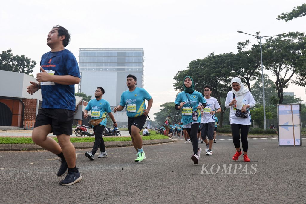 Pelari berusaha menyelesaikan PLN Electric Run 2023 di Gading Serpong, Kabupaten Tangerang, Provinsi Banten, Minggu (10/12/2023). <i>Event</i> ini juga mengajak para peserta melakukan gerakan pengurangan emisi karbon.