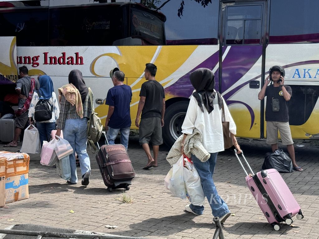 Pemudik menarik koper menuju bus di Terminal Kelas A Mandalika, Kota Mataram, Nusa Tenggara Barat, Jumat (5/4/2024).