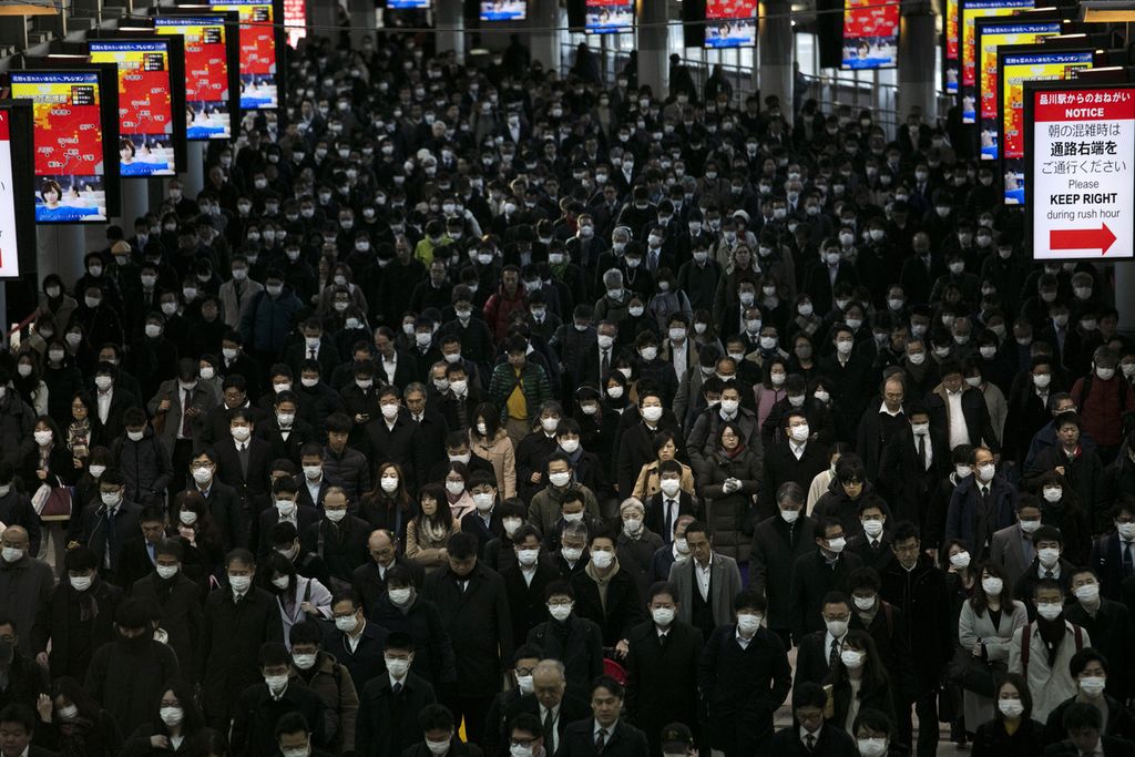 Para komuter berjalan di Stasiun Shinagawa, Tokyo, Jepang, 3 Maret 2020. Penduduk Jepang yang menua turut menambah kelesuan perekonomian di negara itu.