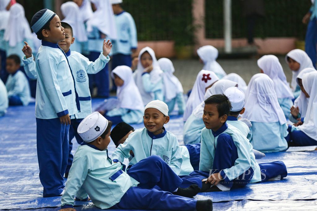 Pelajar berkumpul untuk mengikuti doa bersama di SD Negeri di kawasan Larangan, Kota Tangerang, Banten, Jumat (14/2/2020). 
