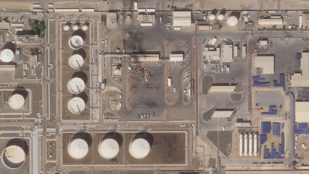 Citra satelit yang disediakan oleh Planet Labs PBC ini menunjukkan akibat dari serangan Houthi atas kilang minyak Abu Dhabi National Oil Co yang berada di Mussafah, Uni Emirat Arab, Sabtu (22/1/2022).