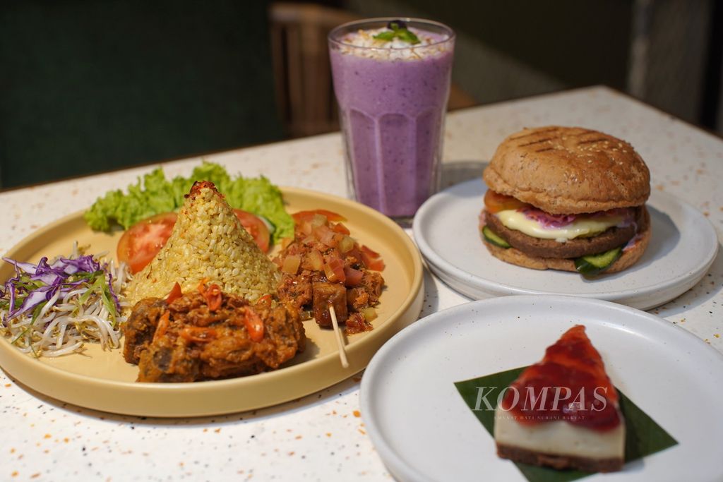 Menu <i>beefless cheeze burger</i>, <i>vegan rendang platter</i>, <i>moonlight berry shake</i>, dan <i>strawberry kenari nut cheesecake</i> di resto Burgreens di Menteng, Jakarta Pusat, Kamis (25/1/2024). Beberapa tahun terakhir, masyarakat urban mulai menerapkan gaya hidup vegan, menu makanan berbahan organik dan nabati yang dianggap memberi manfaat bagi kesehatan dan menjadi cara menyelamatkan Bumi. 