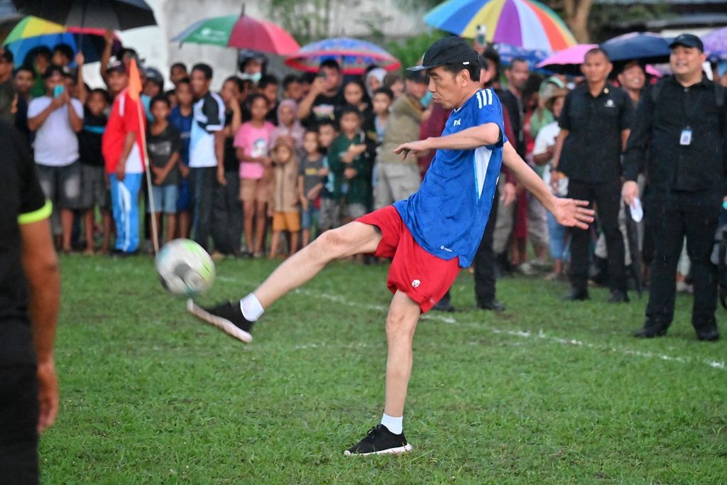 Presiden Joko Widodo turut bermain sepak bola di Lapangan Bola Wae Kesambi yang berada di Desa Batu Cermin, Kecamatan Komodo, Kabupaten Manggarai Barat, Provinsi Nusa Tenggara Timur (NTT), yang ramai dipenuhi  masyarakat pada Senin (4/12/2023).