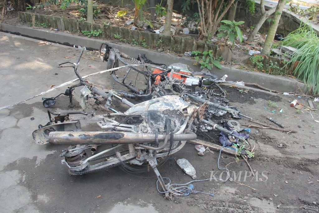 Dua unit sepeda motor dibakar oleh sekelompok orang di wilayah Babarsari, Kabupaten Sleman, Daerah Istimewa Yogyakarta, Senin (4/7/2022). Selain membakar sejumlah sepeda motor, sekelompok orang tersebut juga merusak beberapa ruko di Babarsari.