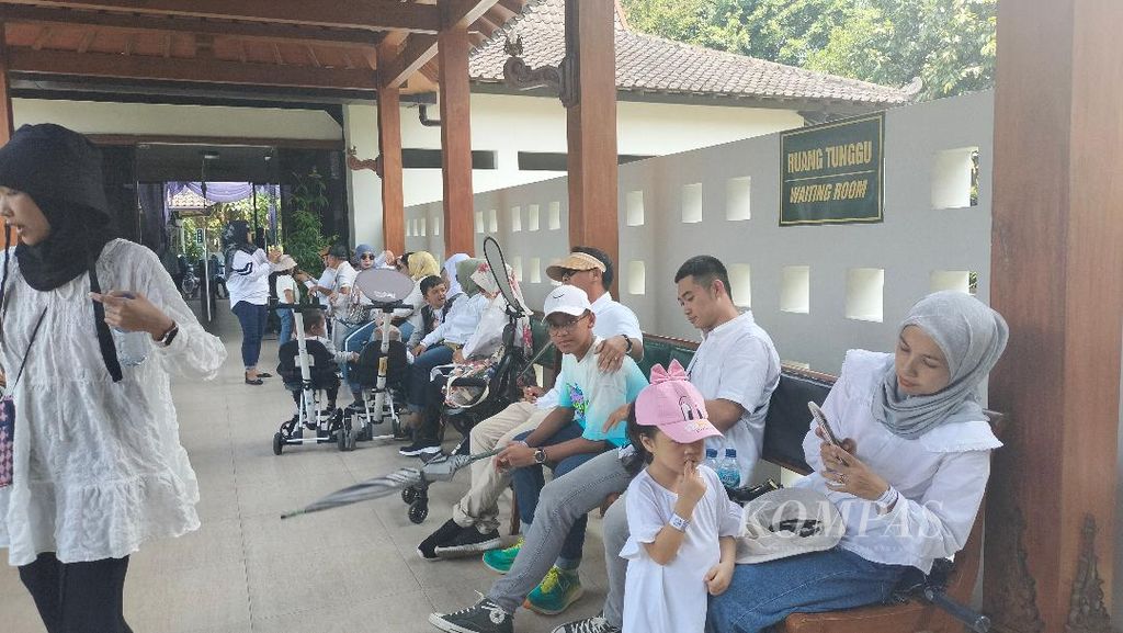 Puluhan pengunjung menunggu hingga loket pembayaran tiket untuk naik ke candi Borobudur kembali dibuka, pada Minggu (23/4/2023).