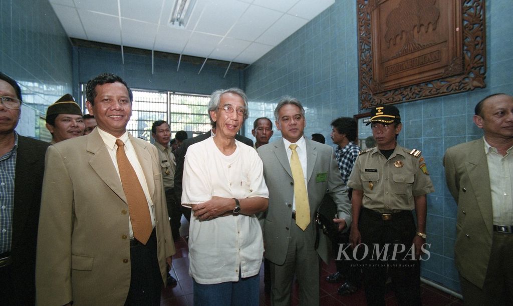 Wakil Ketua Umum DPP Partai Kebangkitan Bangsa Mahfud MD (kiri), didampingi pengacara Yan Juanda Saputra (kanan), mengunjungi mantan Kepala Badan Urusan Logistik (Bulog) Rahardi Ramelan (berkacamata) yang menjadi tersangka kasus penyalahgunaan dana <i>nonbudgeter </i>Bulog di Lembaga Pemasyarakatan Cipinang Jakarta, 6 Maret 2002. Kunjungan PKB ini untuk memberi dukungan moral kepada Rahardi. 
