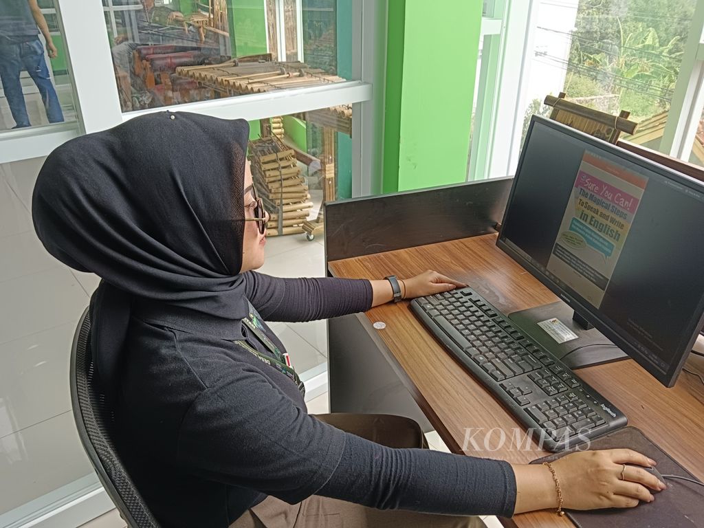 Fasilitas perpustakaan digital di Kantor Desa Cibiru Wetan, Kecamatan Cileunyi, Kabupaten Bandung, Jawa Barat, Selasa (18/6/2024). Fasilitas ini merupakan salah satu wujud layanan program desa digital di Cibiru Wetan.